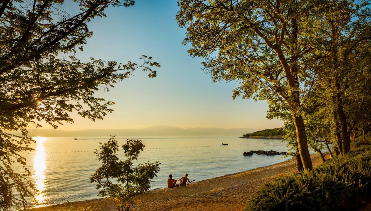 Aminess Style Glamping Villas & Holiday Homes Atea Njivice Kültér fotó Sunset at Lake Michigan