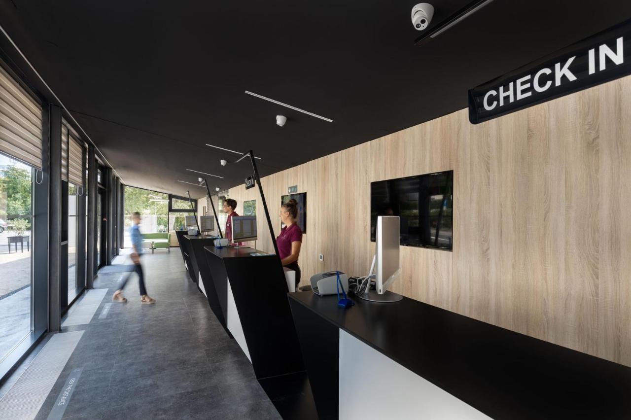 Aminess Style Glamping Villas & Holiday Homes Atea Njivice Kültér fotó Check-in at the airport