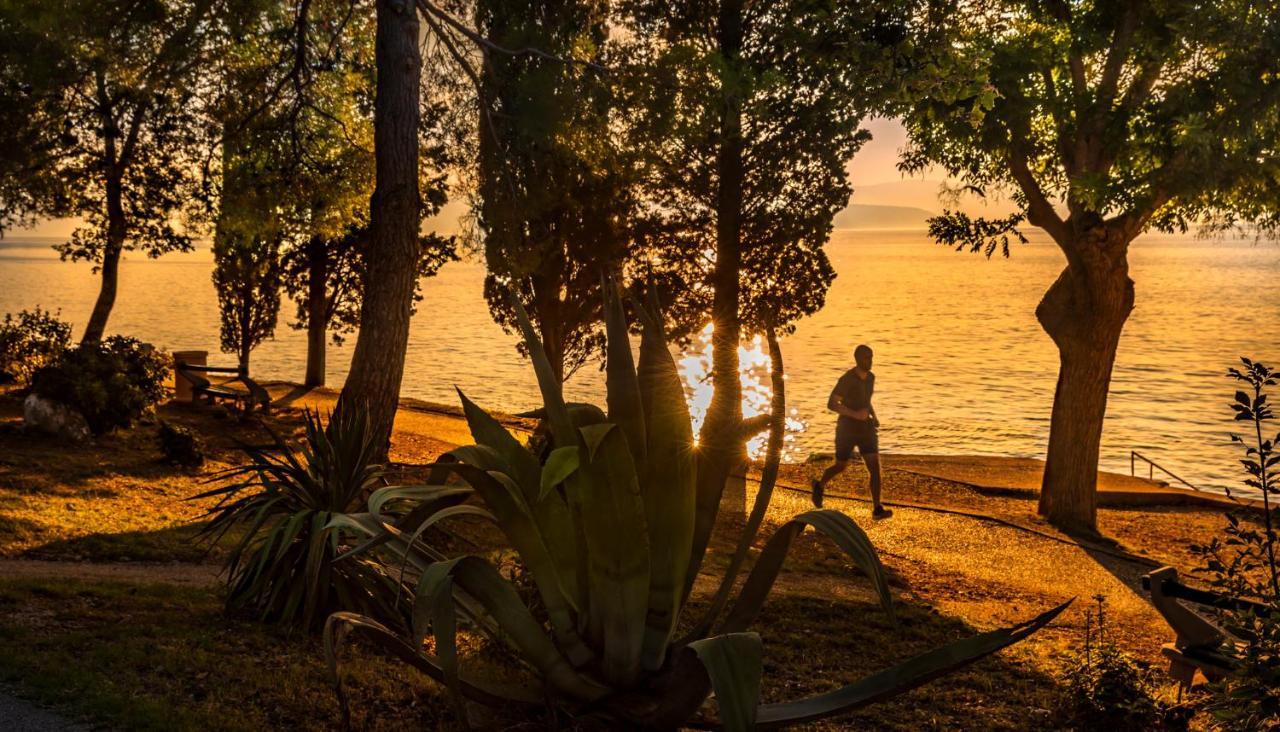 Aminess Style Glamping Villas & Holiday Homes Atea Njivice Kültér fotó Sunset at the beach