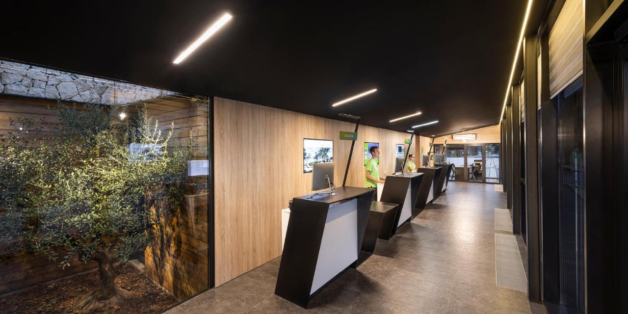 Aminess Style Glamping Villas & Holiday Homes Atea Njivice Kültér fotó The reception area of the station
