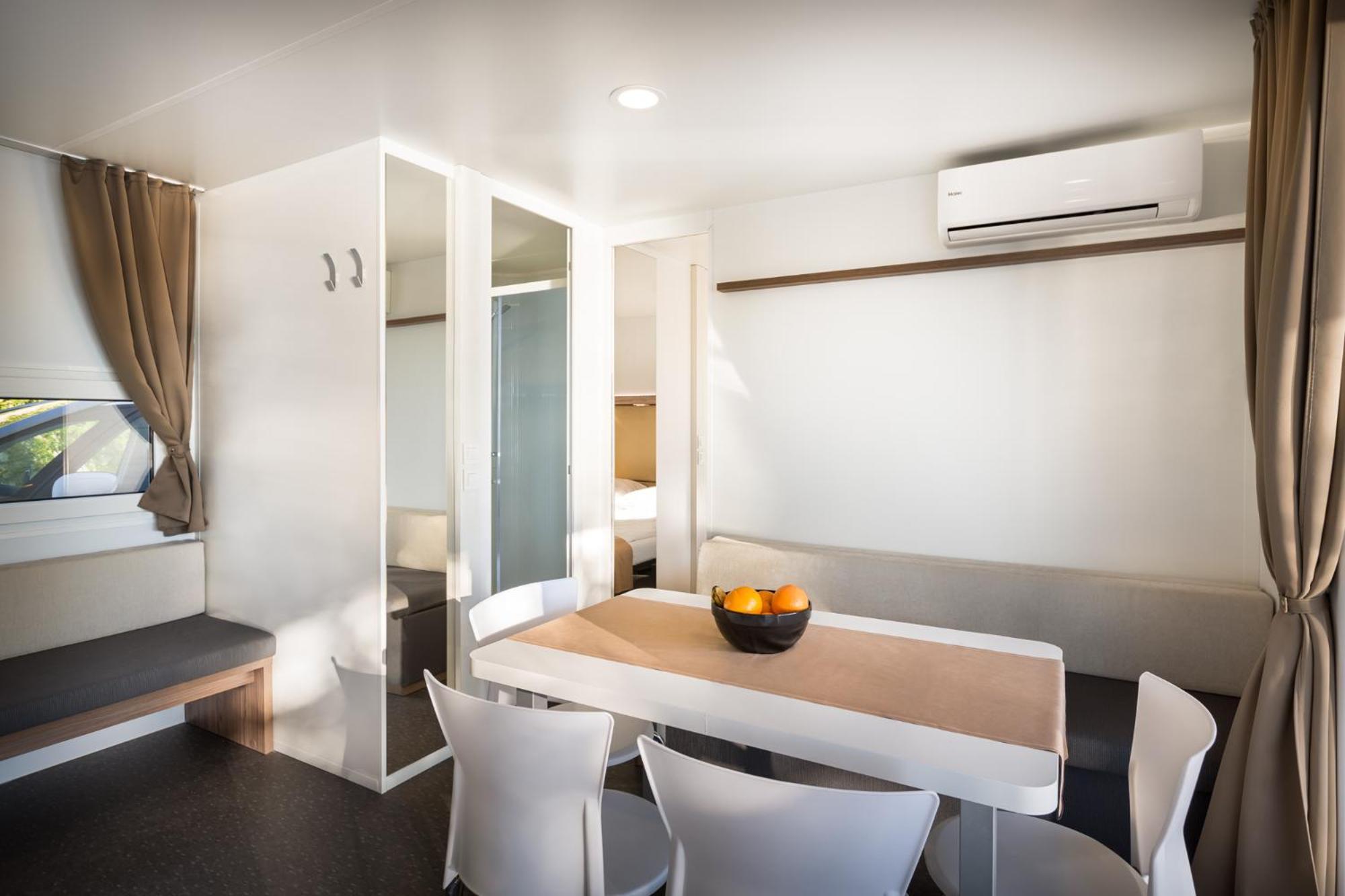 Aminess Style Glamping Villas & Holiday Homes Atea Njivice Szoba fotó Interior of a mobile home