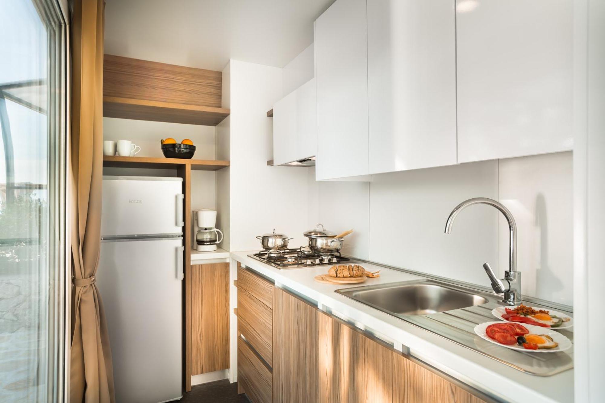 Aminess Style Glamping Villas & Holiday Homes Atea Njivice Szoba fotó A kitchen