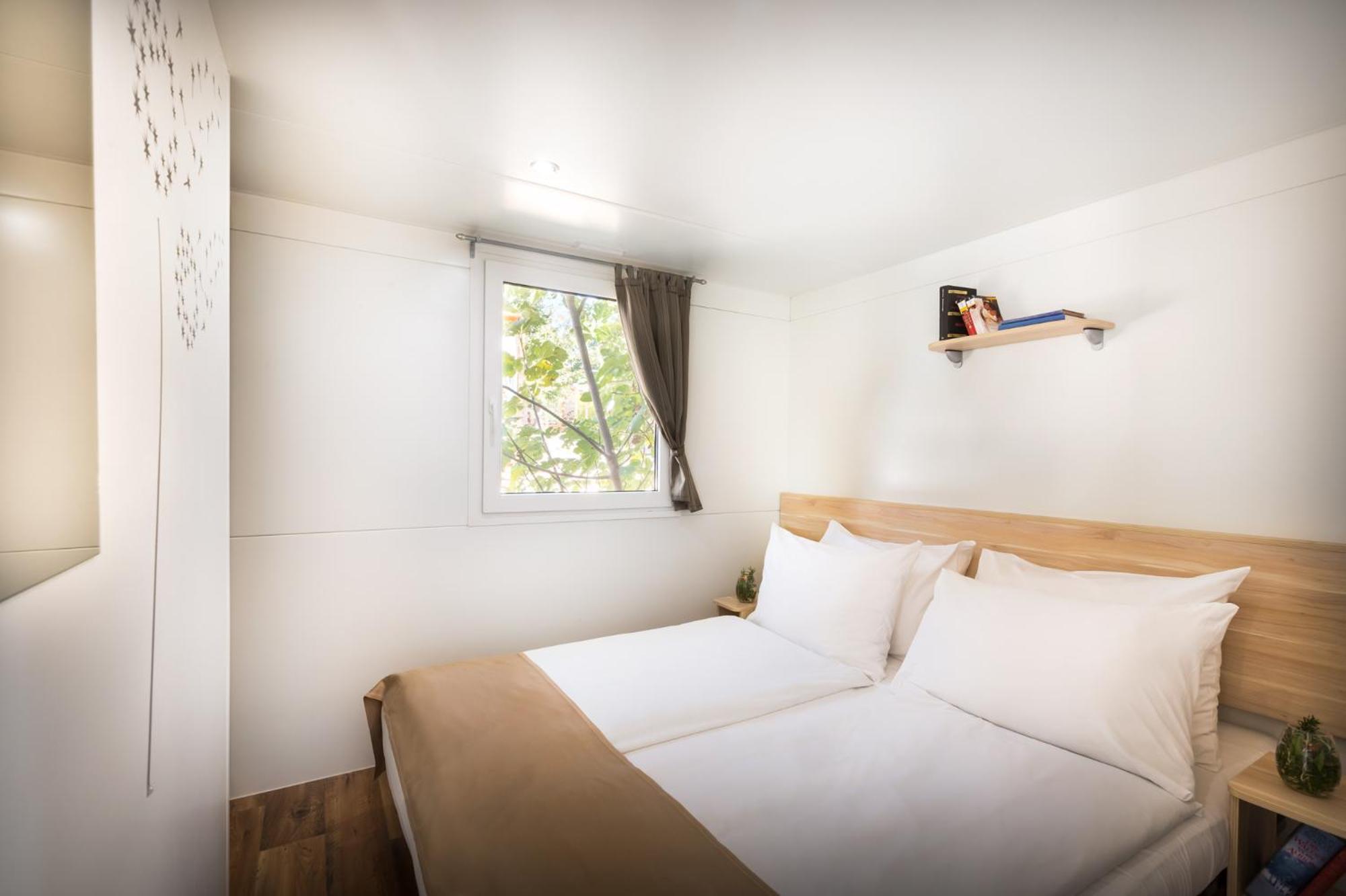 Aminess Style Glamping Villas & Holiday Homes Atea Njivice Kültér fotó A bedroom at the hotel