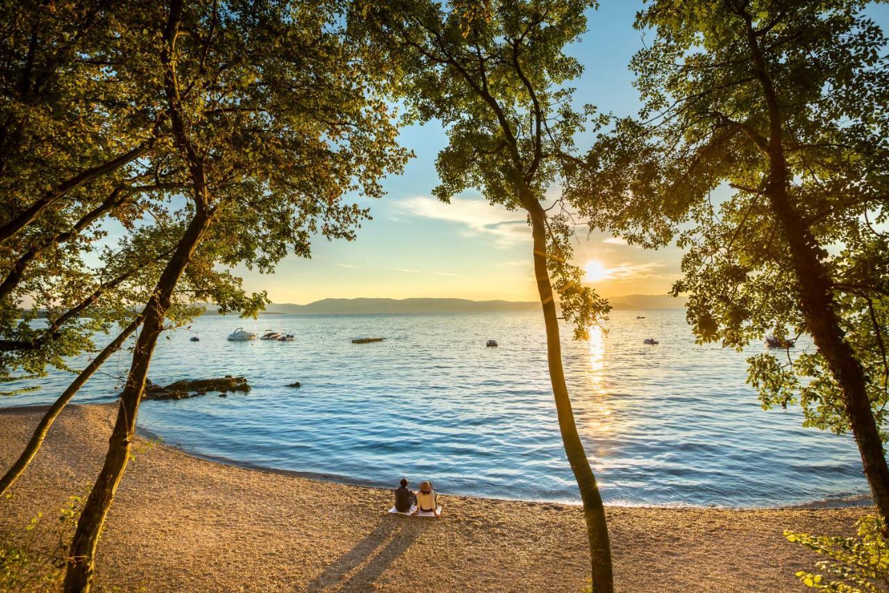 Aminess Style Glamping Villas & Holiday Homes Atea Njivice Kültér fotó Sunset at the beach